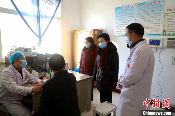 全國(guó)政協(xié)委員戴秀英：村醫(yī)越來越少，出路在哪？