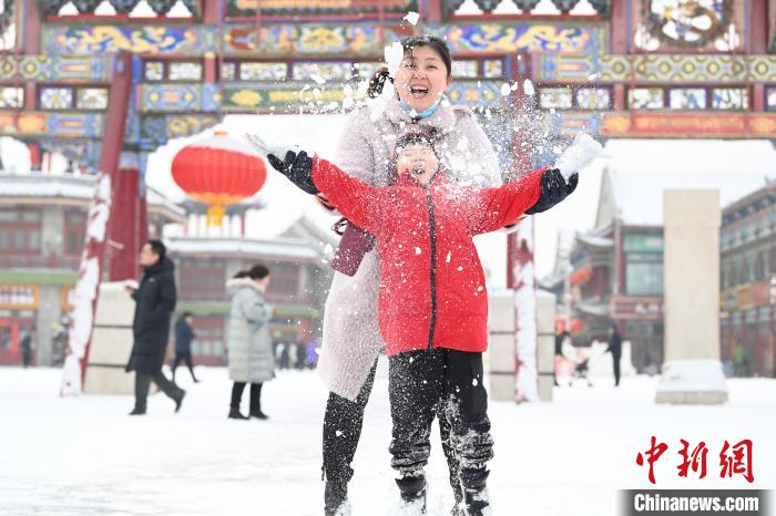 2月13日，家長與小朋友在呼和浩特市大召廣場享雪趣。　劉文華 攝