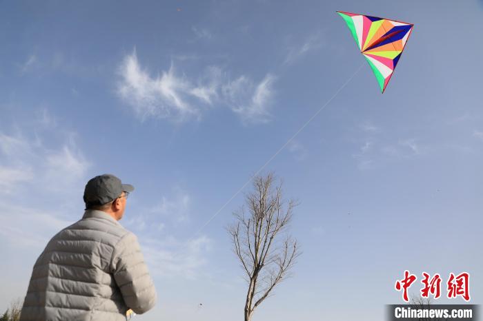 市民在放風(fēng)箏。　鄧小強(qiáng) 攝