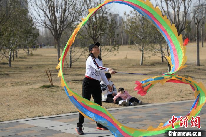 市民在公園里上演彩綢舞?！∴囆?qiáng) 攝