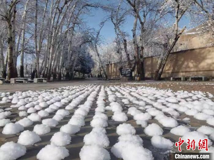 圖為春雪過后的莫高窟美不勝收?！≈鼙笕?攝