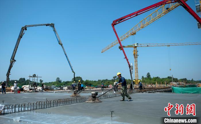 天府站多線橋施工澆筑現(xiàn)場(chǎng)?！⒅铱?攝