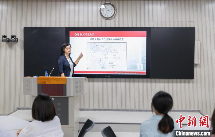 天津師范大學(xué)跨文化與世界文學(xué)研究院院長(zhǎng)、教授郝嵐正在為同學(xué)們上課?！⊥踉谟?攝