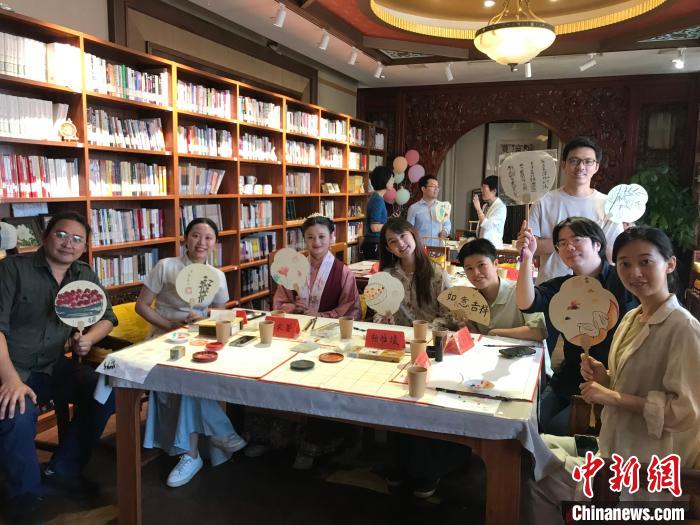 9月14日，“月動(dòng)臨秋扇”中華傳統(tǒng)文化沉浸式體驗(yàn)活動(dòng)在北京紀(jì)曉嵐故居舉辦。陳建新 攝 陳建新 攝