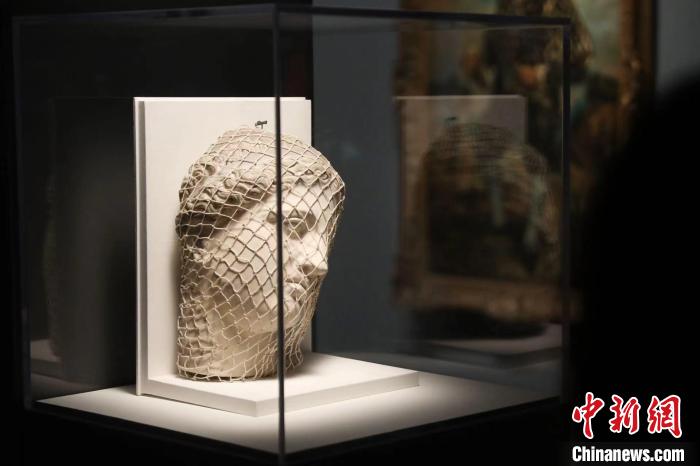 曼雷的裝置作品《維納斯》?！埡鄠?攝