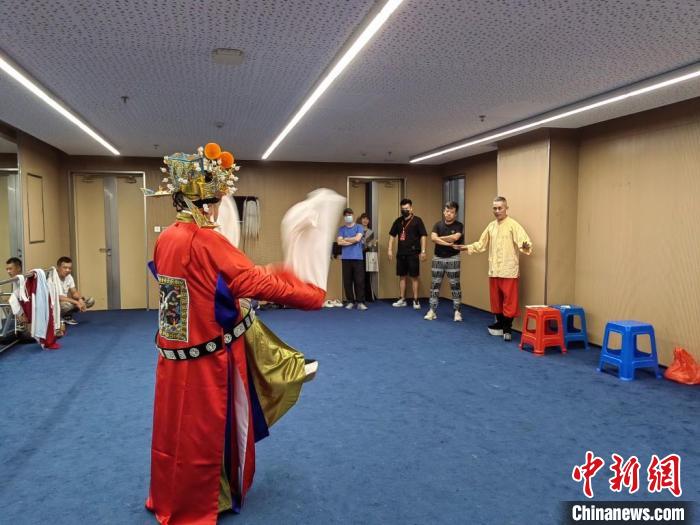 “天下第一團”正在進行練習(xí)?！±ド绞形捏w廣電和旅游局供圖