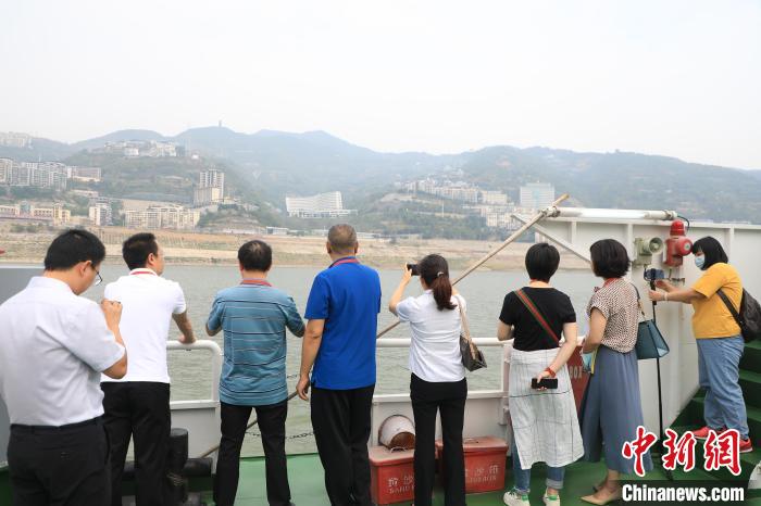 重慶市政協(xié)“同心聚力巴渝行”主題采訪團15日走進奉節(jié)，了解當(dāng)?shù)卣f(xié)委員護江成效?！×簹J卿 攝