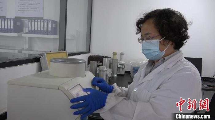 檢驗員對樣品進(jìn)行檢測?！⊥趸萘?攝