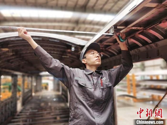 王漢卿在安裝車頂二次骨架吊?！∈茉L者供圖