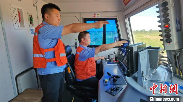 為確保首趟班列安全正點(diǎn)開行，東營鐵路運(yùn)輸分處認(rèn)真做好班列開行的各項(xiàng)準(zhǔn)備工作?！≈需F三局運(yùn)輸工程分公司供圖