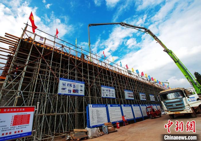 圖為渝昆高鐵云南段境內(nèi)首座大橋連續(xù)梁混凝土澆筑施工現(xiàn)場(chǎng)?！『螀矽i 攝