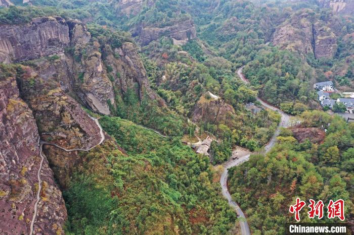 2022年龍虎山半程馬拉松鳴槍開跑?！⒅剧?攝