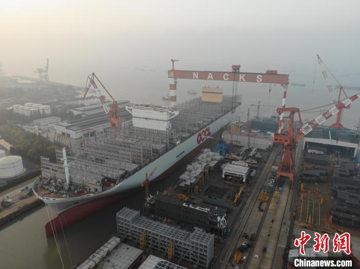 15日，全球綠色環(huán)保型集裝箱船“巨無霸”從江蘇出塢?！∧贤êＪ戮止﹫D