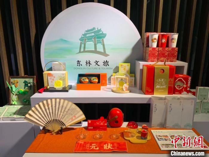 發(fā)展論壇現(xiàn)場展出的無錫城市文創(chuàng)作品?！O權(quán) 攝