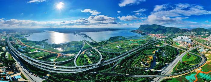 俯瞰昆明滇池沿岸。