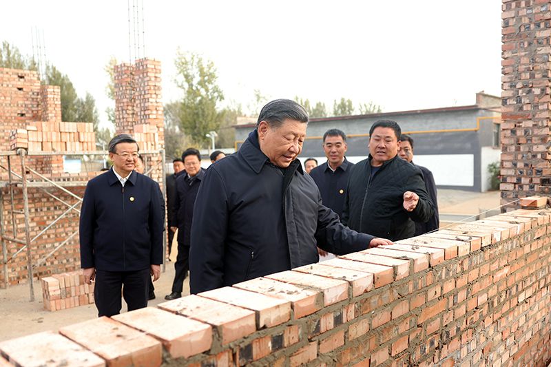 2023年11月10日，習(xí)近平總書記在河北保定涿州市刁窩鎮(zhèn)萬全莊村房屋重建施工現(xiàn)場考察。