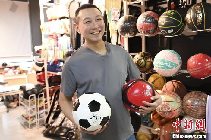 葉偉倫講述葉家在內(nèi)地的發(fā)展史，其中足球是他們家引以為傲的一個產(chǎn)品?！￡愺K旻 攝