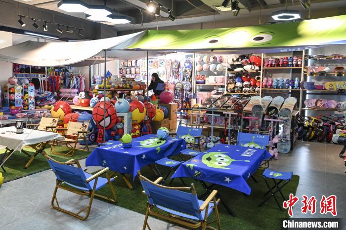 葉偉倫的體育用品公司推出了一系列產(chǎn)品?！￡愺K旻 攝