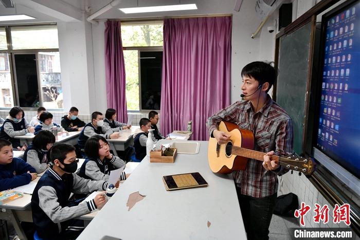 圖為3月16日，張家豪在福建福州延安中學(xué)教學(xué)。 <a target='_blank' href='/'><p  align=