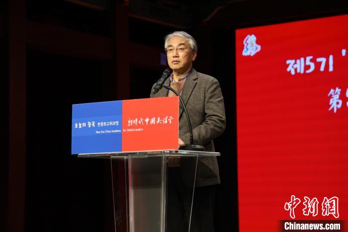 韓國前國務(wù)調(diào)整室長李錫駿致辭?！≈袊v韓國大使館供圖