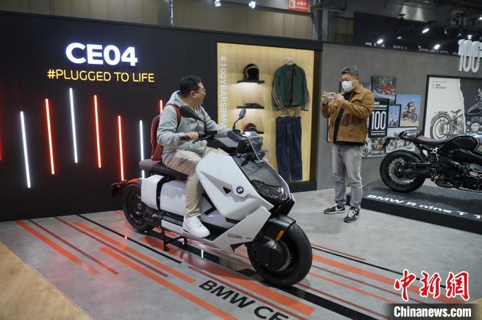 圖為觀眾在展會(huì)試駕車輛?！⑿?攝