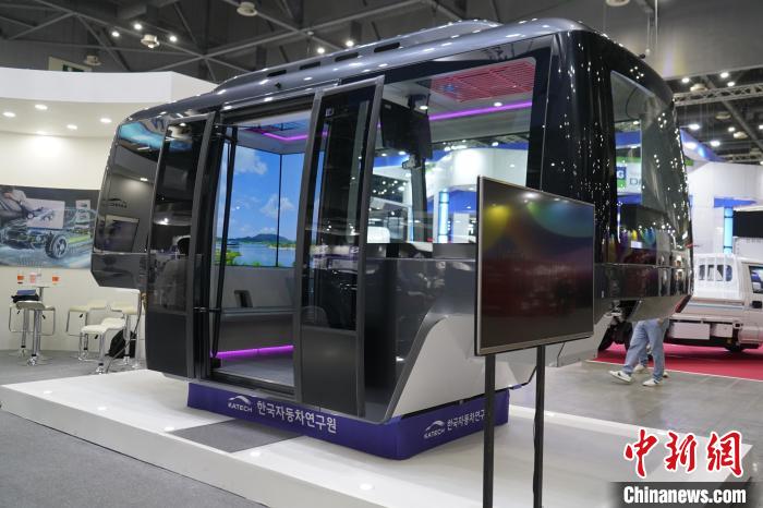 圖為展會(huì)上展示的無(wú)人駕駛移動(dòng)出行工具?！⑿?攝