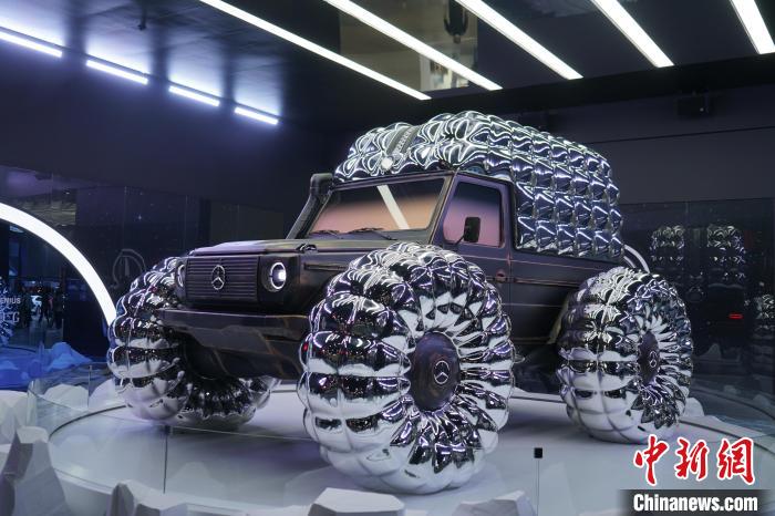 圖為梅賽德斯-奔馳和時(shí)尚品牌盟可睞(Moncler)共同設(shè)計(jì)的“Project MONDO G”?！⑿?攝