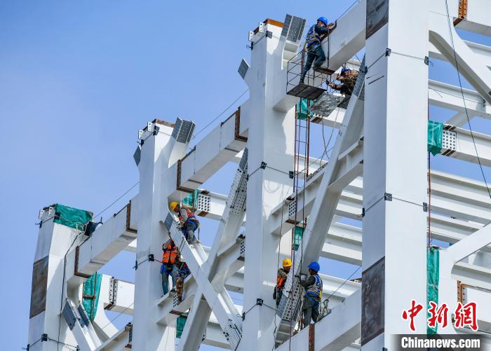 圖為海南商業(yè)航天發(fā)射場1號工位建設(shè)現(xiàn)場，工人正緊鑼密鼓施工。　駱云飛 攝