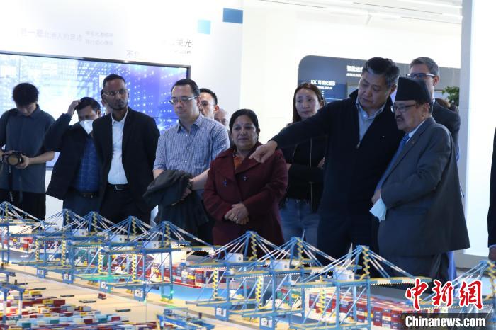 駐華使節(jié)和外交官參訪北部灣港智慧港口創(chuàng)新中心?！￡惽锵?攝
