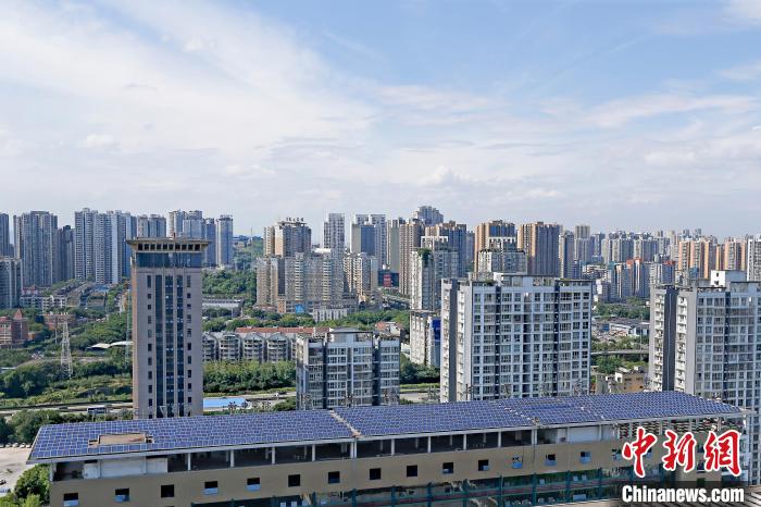 圖為輝騰能源在重慶市九龍坡區(qū)留學(xué)生創(chuàng)業(yè)園屋頂建設(shè)的光伏發(fā)電示范項(xiàng)目?！∈茉L企業(yè)供圖