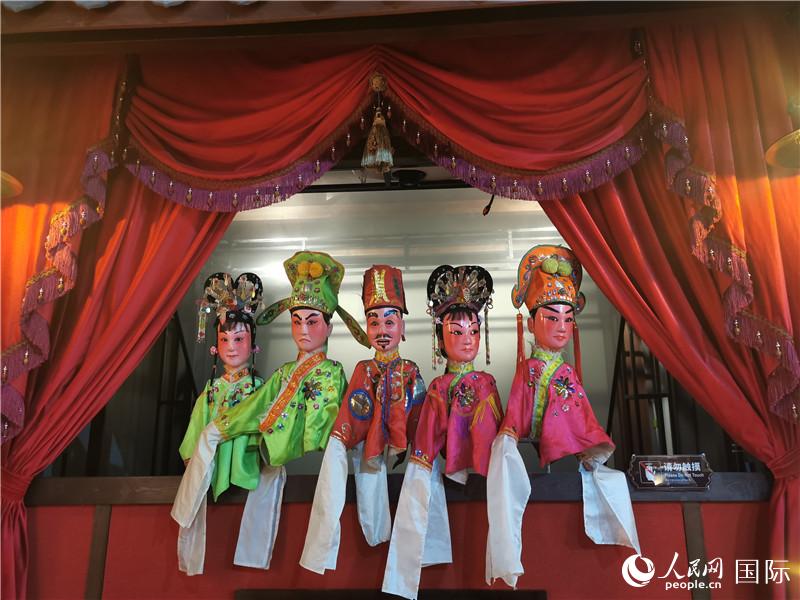 3D公仔戲臺。人民網(wǎng)記者 符園園攝