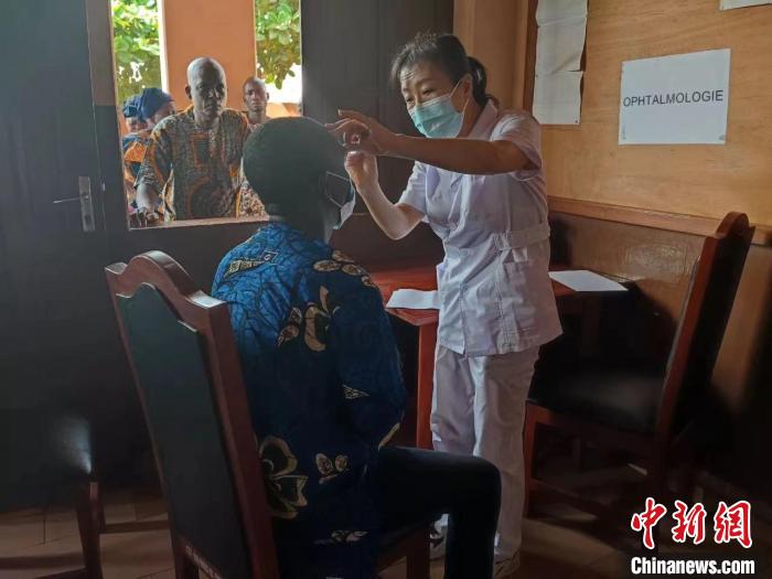 義診現(xiàn)場?！≈袊?寧夏)第26批援貝寧醫(yī)療隊 供圖