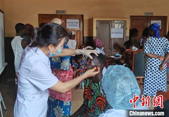義診現(xiàn)場。　中國(寧夏)第26批援貝寧醫(yī)療隊 供圖
