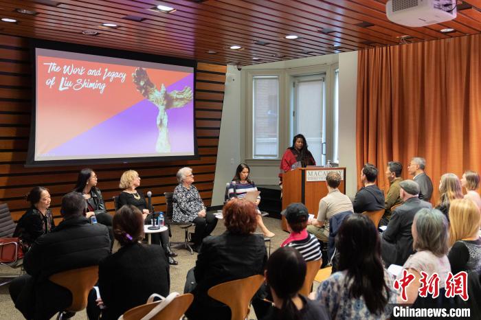 4月11日，紐約市立大學(xué)麥考利榮譽(yù)學(xué)院院長(zhǎng)達(dá)拉·伯恩主持劉士銘雕塑作品《想飛的人》收藏揭幕儀式。　劉士銘藝術(shù)基金會(huì) 供圖