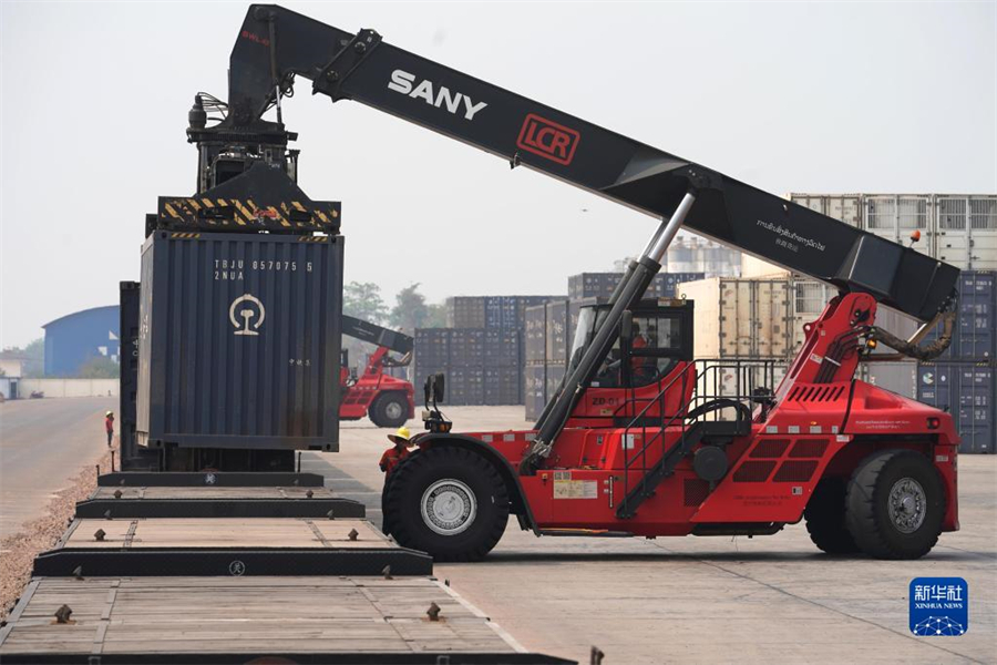 4月15日，老中鐵路有限公司的工人在老撾萬象南站裝載貨物。萬象南站是中老鐵路老撾段主要貨運(yùn)站，靠近老撾與泰國(guó)邊境。因其獨(dú)特的地理位置和物流轉(zhuǎn)運(yùn)配送區(qū)位優(yōu)勢(shì)，萬象南站成為中老泰等國(guó)貨物中轉(zhuǎn)的“旱碼頭”。新華社記者 邢廣利 攝