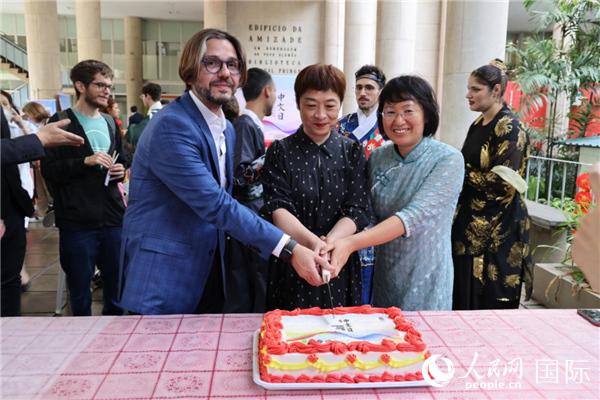 活動(dòng)現(xiàn)場(chǎng)，田敏總領(lǐng)事與里約天主教大學(xué)孔子學(xué)院中外方院長(zhǎng)共同切蛋糕祝賀中文日活動(dòng)成功舉辦。人民網(wǎng)記者時(shí)元皓 攝