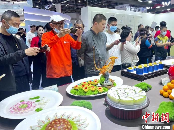 游客對展品充滿興趣?！⊥糨W文 攝