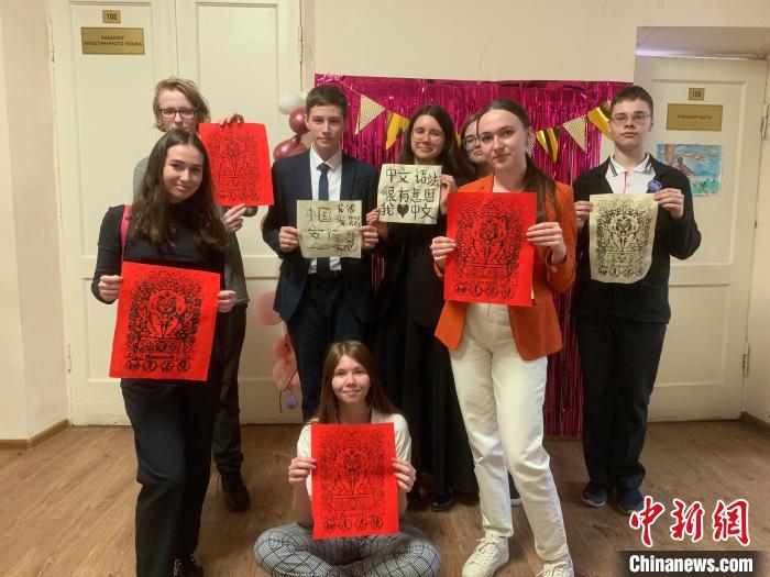 4月21日，莫斯科國立語言大學孔子學院附屬中學舉辦“國際中文日”活動，學生們展示自己的學習成果?！∧箍茋⒄Z言大學孔子學院 供圖