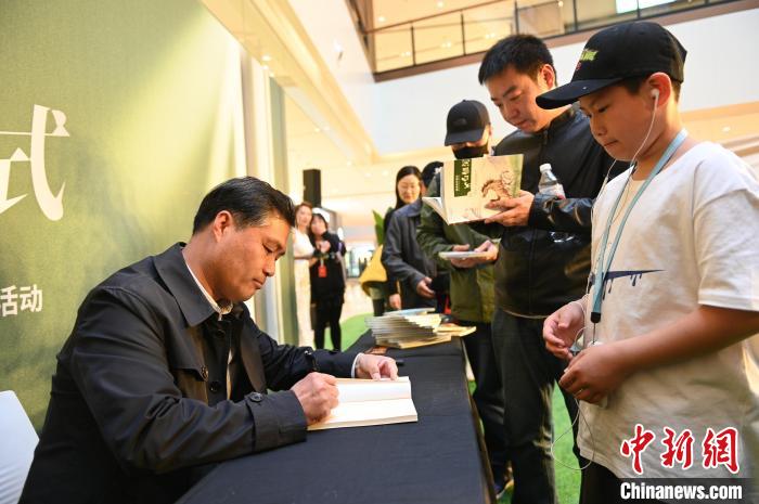 薛濤進(jìn)行圖書(shū)簽售。　于海洋 攝