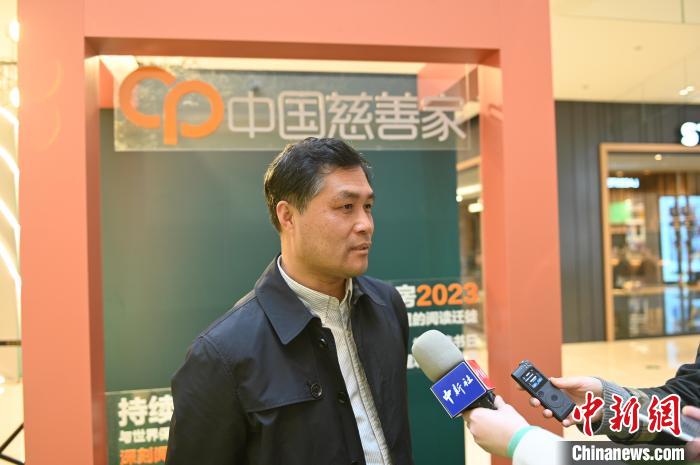 薛濤接受采訪?！∮诤Ｑ?攝