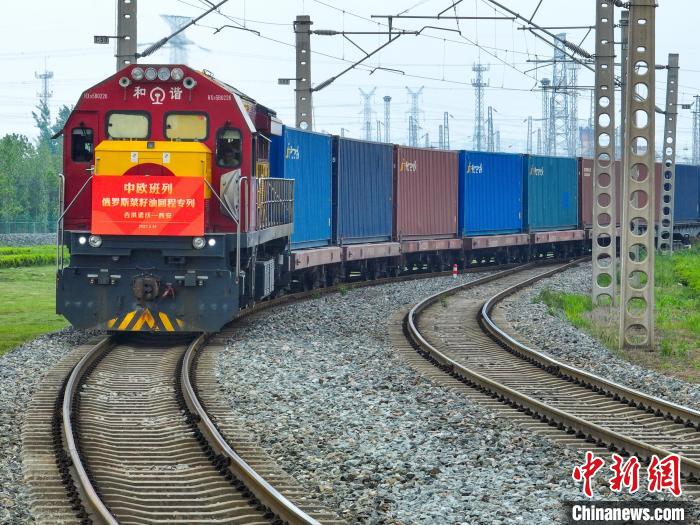 中歐班列長安號俄羅斯菜籽油回程石羊集團(tuán)專列順利抵達(dá)西安國際港站?！∥靼矅H港務(wù)區(qū)供圖