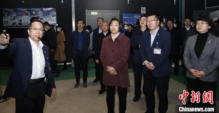 臺盟中央主席蘇輝近日率調(diào)研組赴吉林、遼寧開展重點考察調(diào)研。圖為在中航工業(yè)沈陽飛機設(shè)計研究所調(diào)研?！∨_盟中央供圖