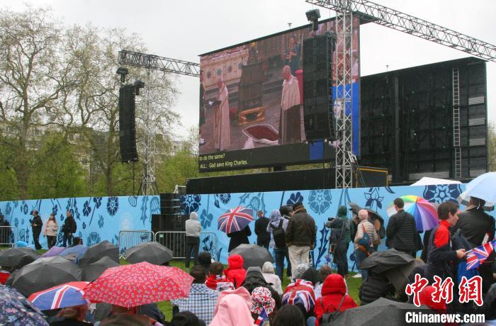當?shù)貢r間5月6日，英國國王查爾斯三世的加冕儀式舉行。民眾雨中觀看儀式?！W陽開宇 攝