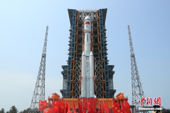 圖為轉運現(xiàn)場。攝影 邱立軍 黃國暢