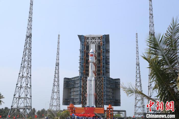 北京時(shí)間5月7日，天舟六號(hào)貨運(yùn)飛船與長(zhǎng)征七號(hào)遙七運(yùn)載火箭組合體垂直轉(zhuǎn)運(yùn)至發(fā)射區(qū)?！∏窳④?黃國(guó)暢 攝