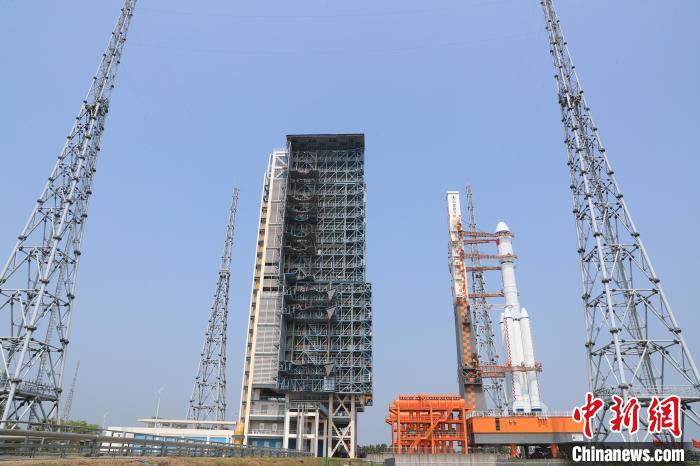 北京時(shí)間5月7日，天舟六號(hào)貨運(yùn)飛船與長(zhǎng)征七號(hào)遙七運(yùn)載火箭組合體垂直轉(zhuǎn)運(yùn)至發(fā)射區(qū)?！∏窳④?黃國(guó)暢 攝