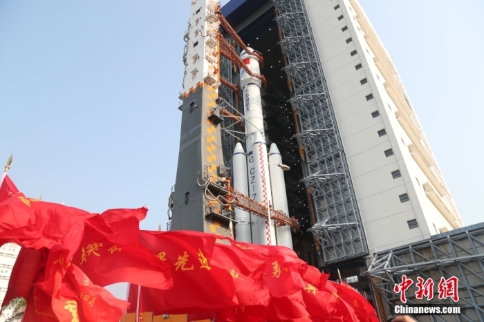 圖為轉(zhuǎn)運(yùn)現(xiàn)場(chǎng)。攝影 邱立軍 黃國(guó)暢