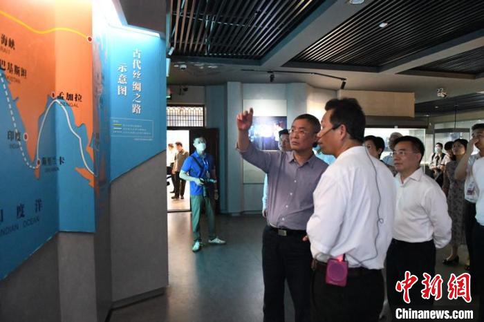 圖為蔡達(dá)峰一行在合浦漢代文化博物館考察?！×趾?攝