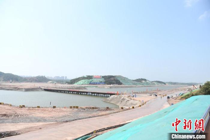 圖為平陸運(yùn)河青年樞紐工程項(xiàng)目現(xiàn)場(chǎng)?！×趾?攝