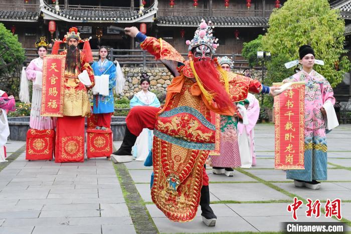 “00后”戲曲演員在楓香瑤寨表演溆浦辰河目連戲?！钊A峰 攝